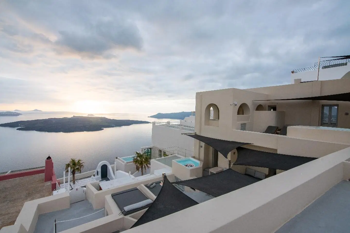 Caldera Cliff Illusion Suites EXTERIOR