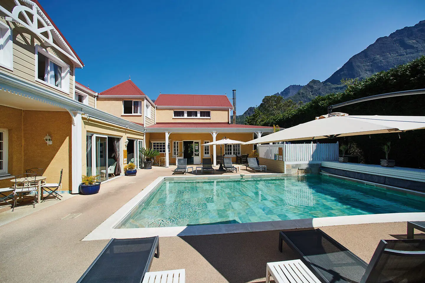 Le Cilaos OUTDOOR_POOL