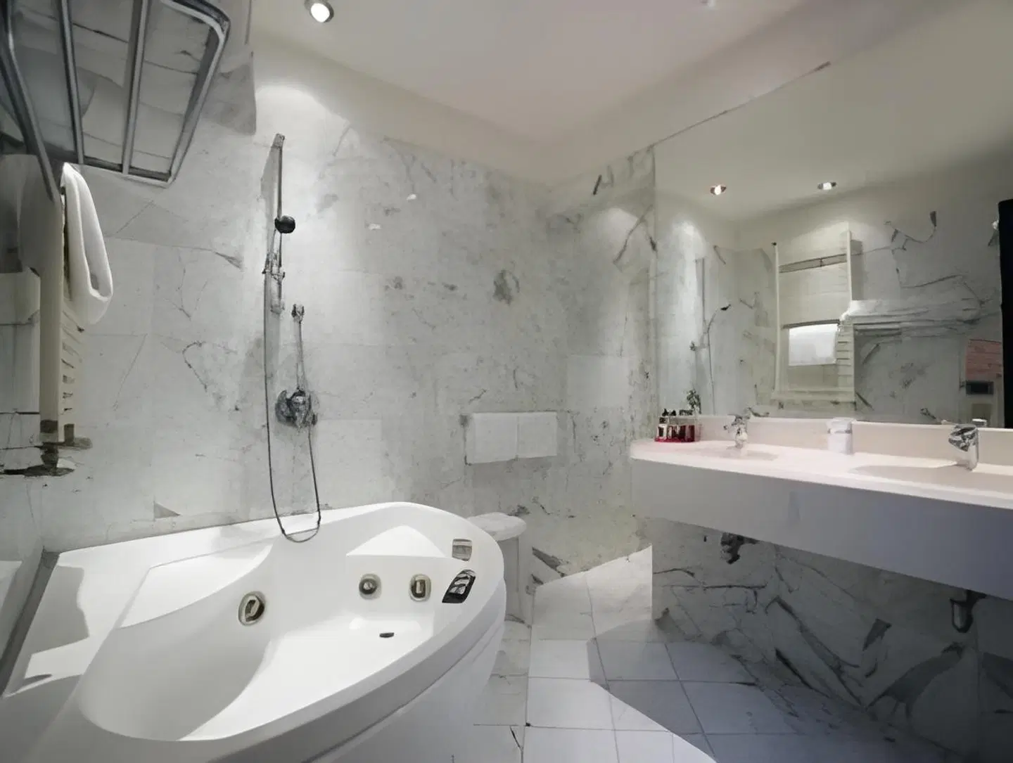 Admiral Art Hotel Badezimmer