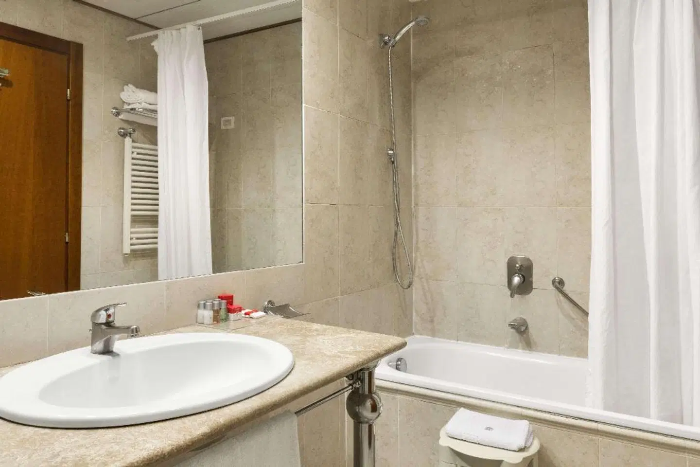 Ramada Naples Badezimmer