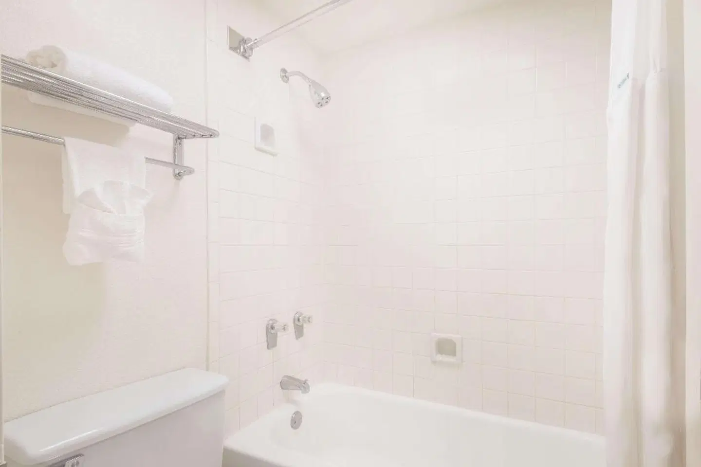 Ramada by Wyndham Albuquerque Airport Badezimmer