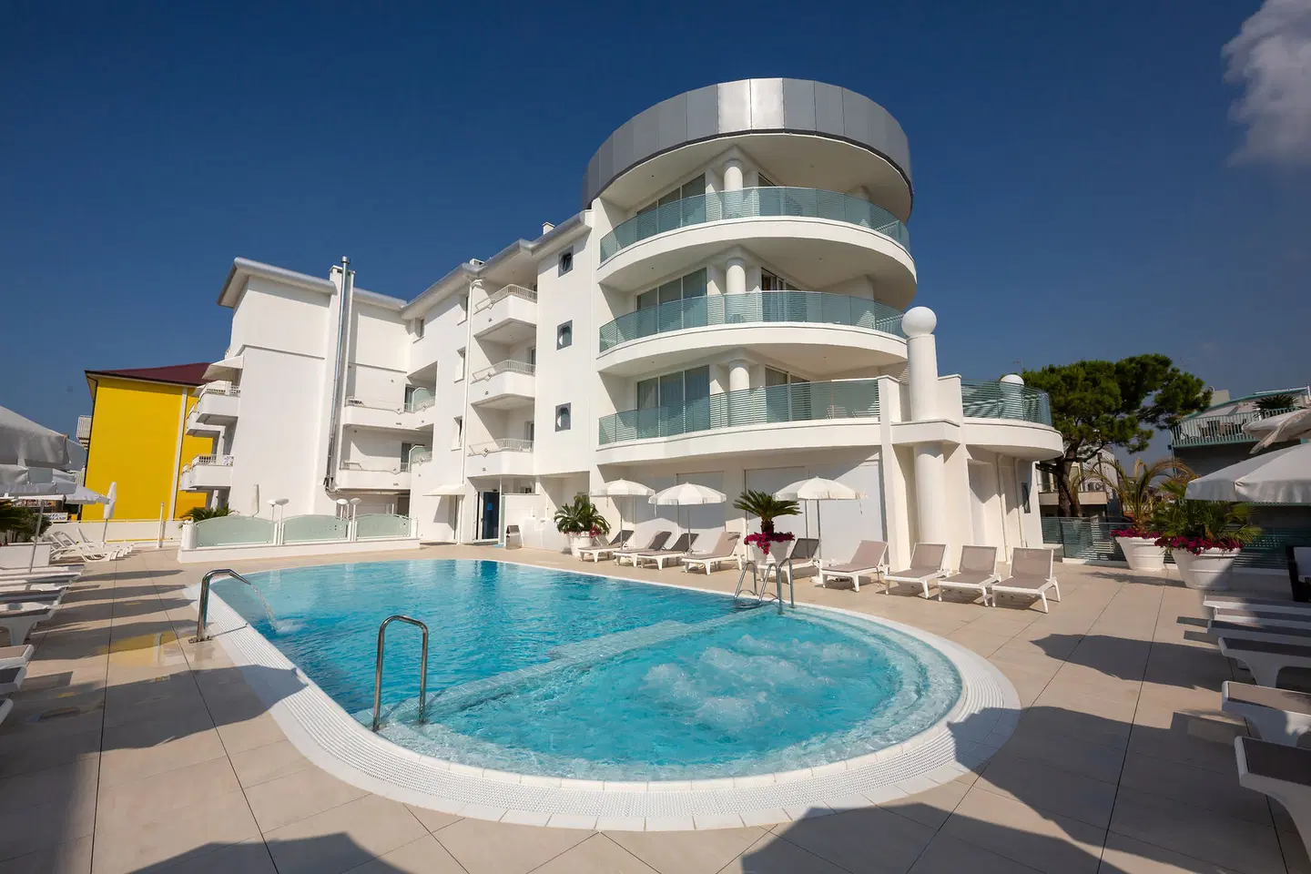 International Beach Hotel EXTERIOR