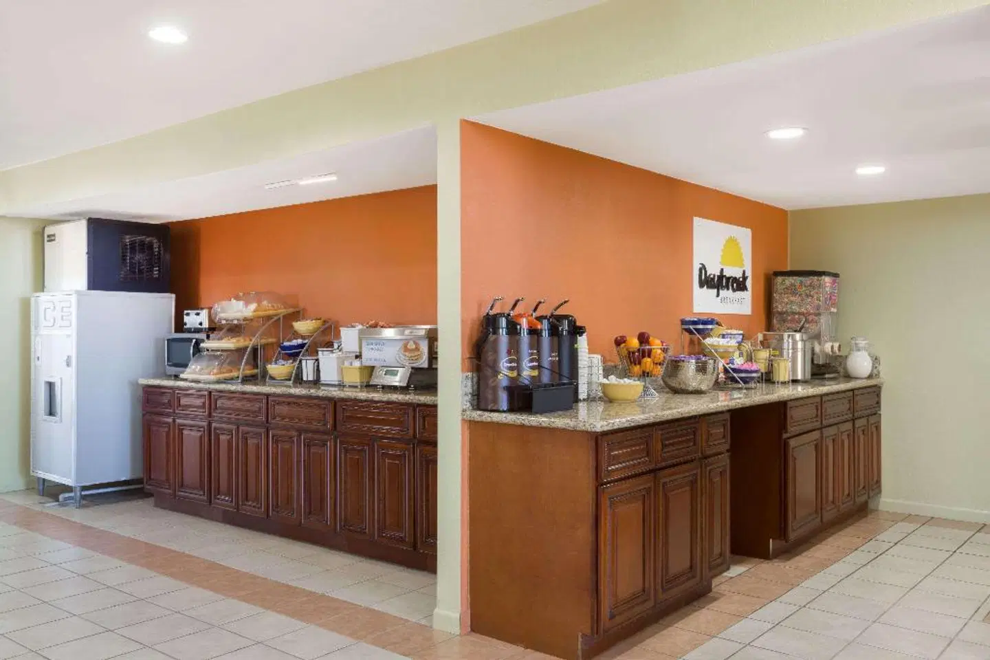 Days Inn by Wyndham Holbrook Bar