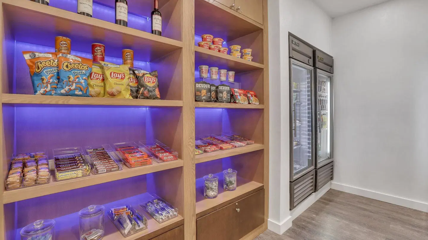 Staybridge Suites Savannah Historic District by IHG Bar