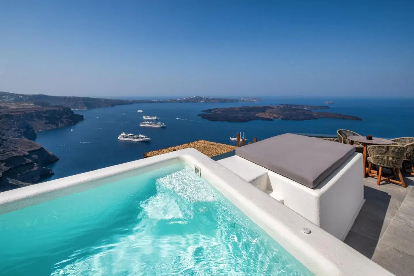 Eteoro Suites OUTDOOR_POOL