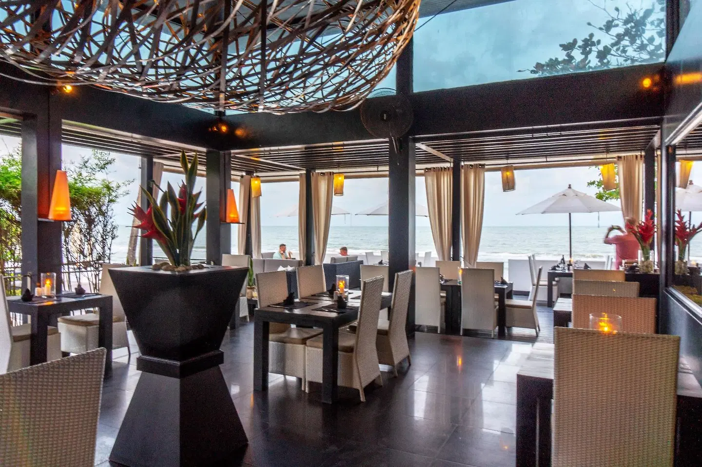 Aava Resort and Spa Bar