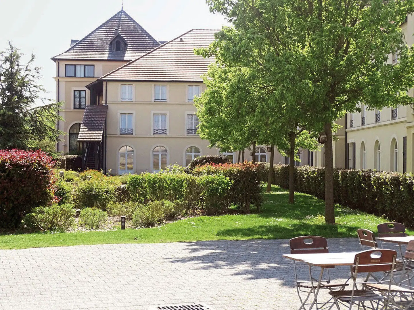 Campanile Val de France EXTERIOR