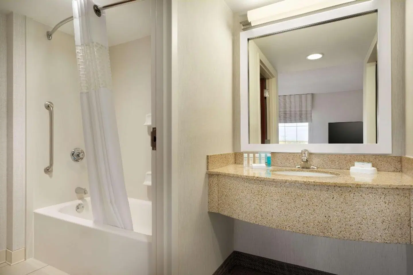 Hampton Inn & Suites Newport/Middletown Badezimmer