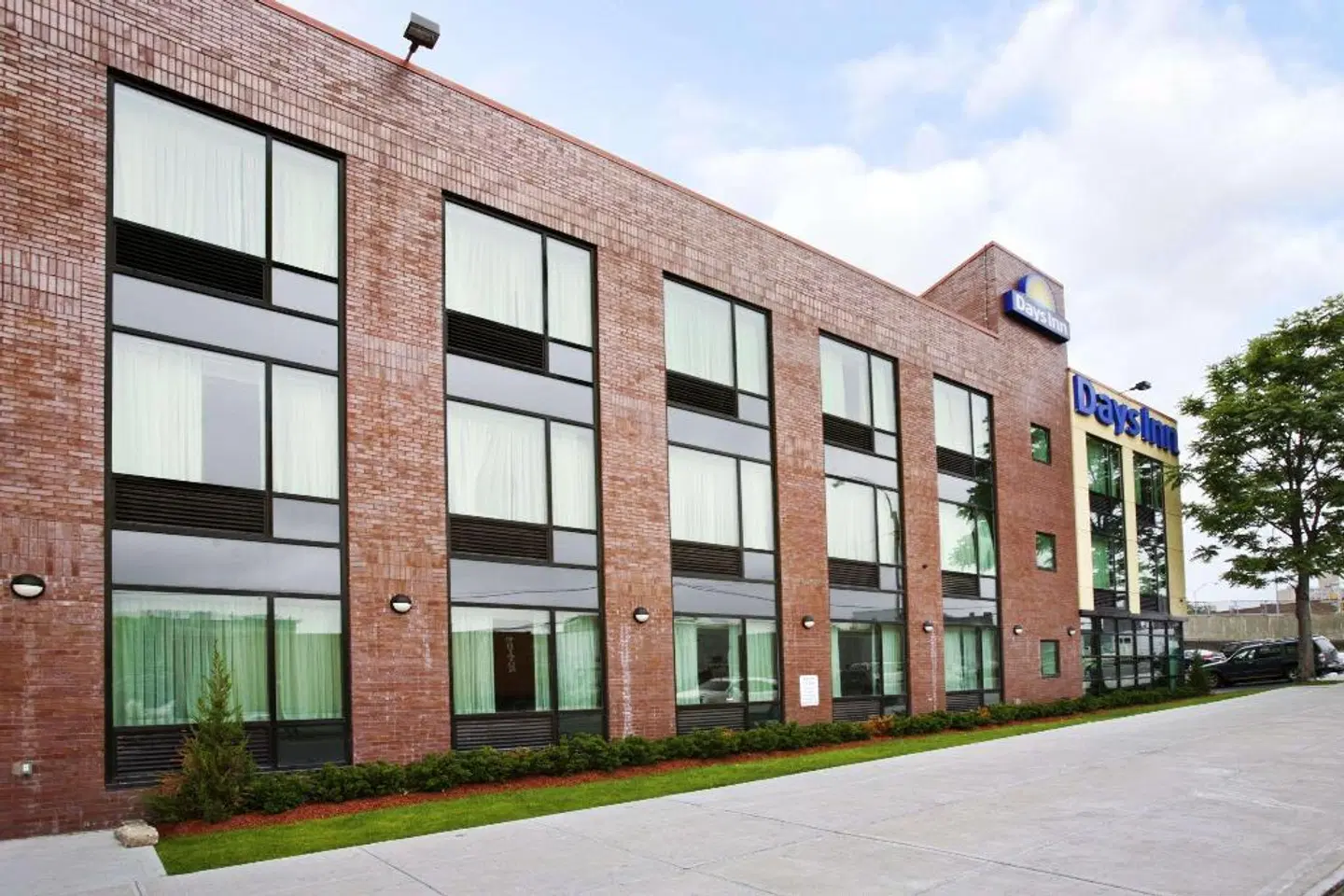 Days Inn by Wyndham Bronx Near Stadium EXTERIOR