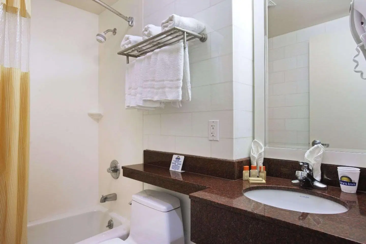 Days Inn by Wyndham Bronx Near Stadium Badezimmer