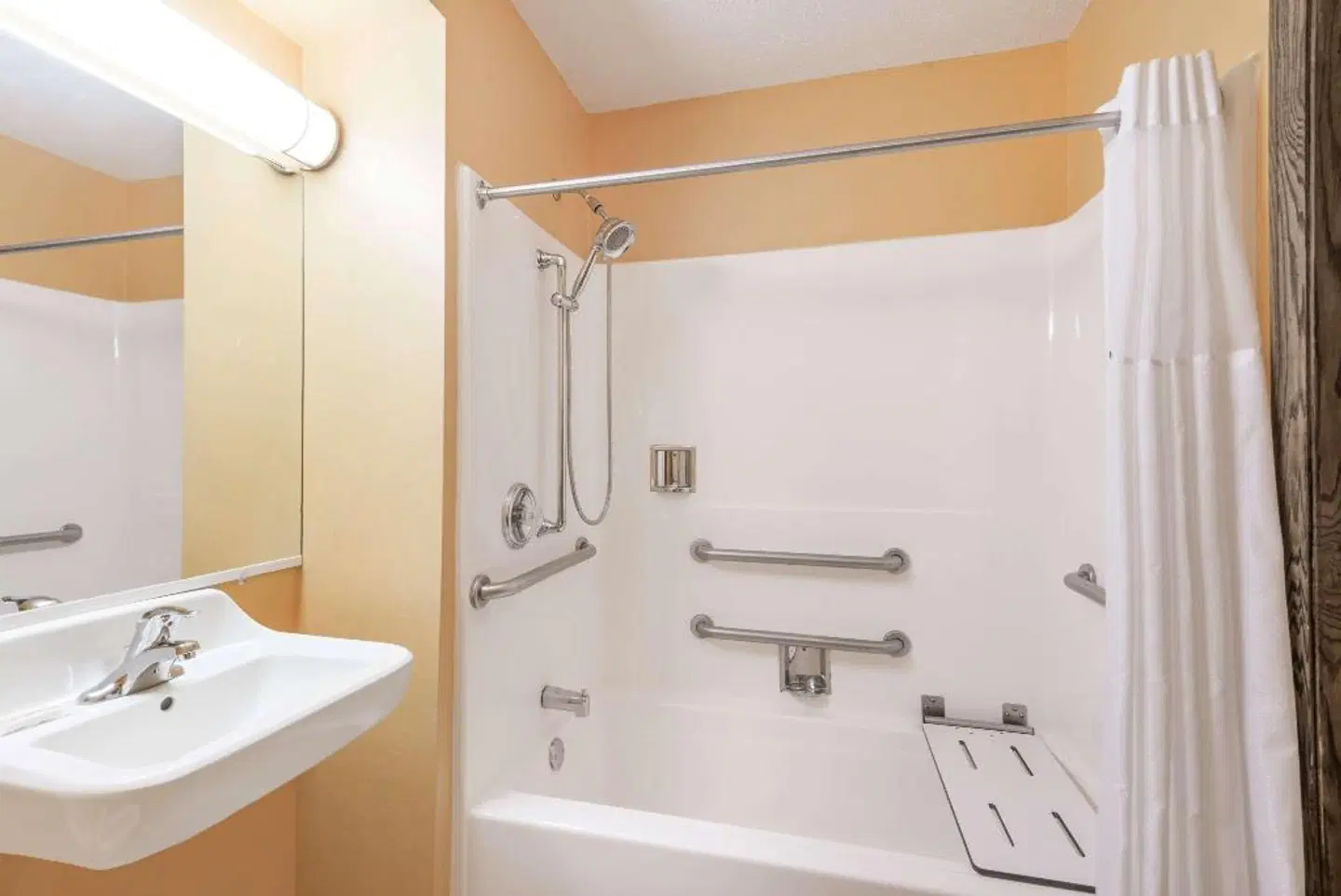 Days Inn & Suites by Wyndham Youngstown / Girard Ohio Badezimmer