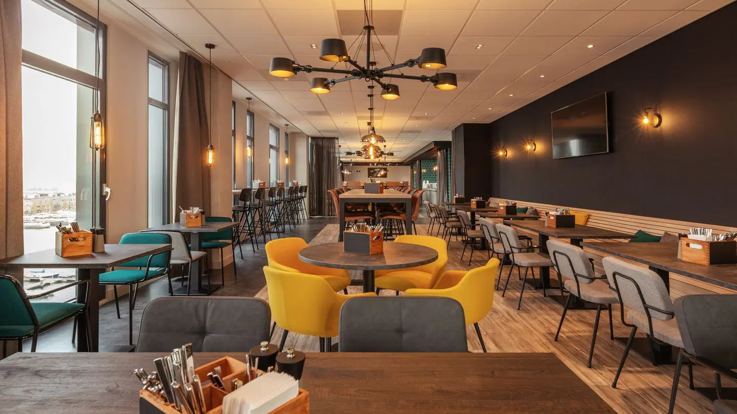 Holiday Inn - the niu, Fender Amsterdam Bar