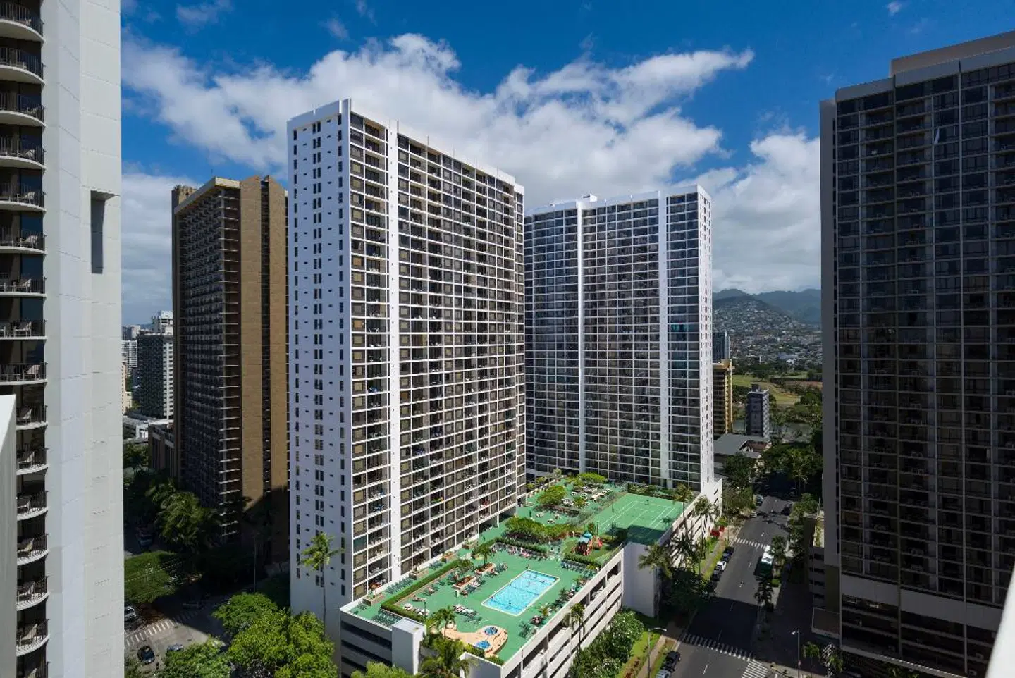 Aston at the Waikiki Banyan EXTERIOR