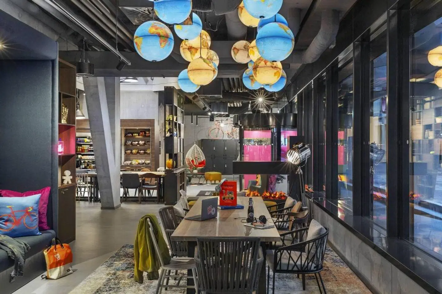 Moxy Lausanne City Bar
