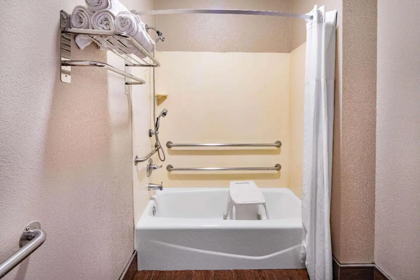 Super 8 by Wyndham North Hollywood Badezimmer