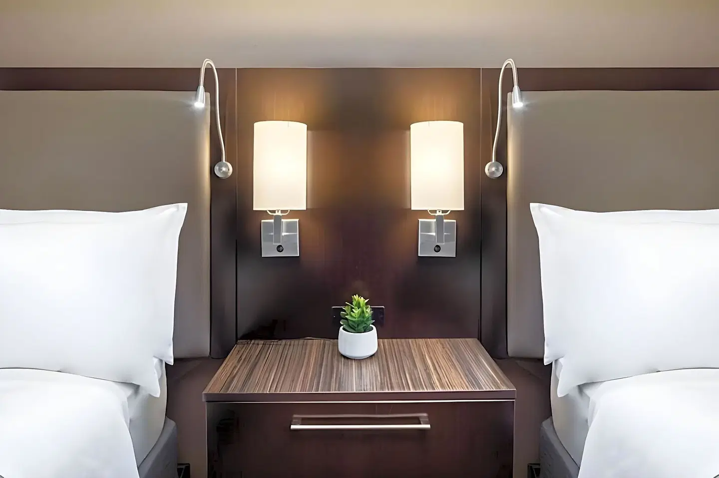 Holiday Inn & Suites Phoenix Airport by IHG ROOM_EXAMPLE