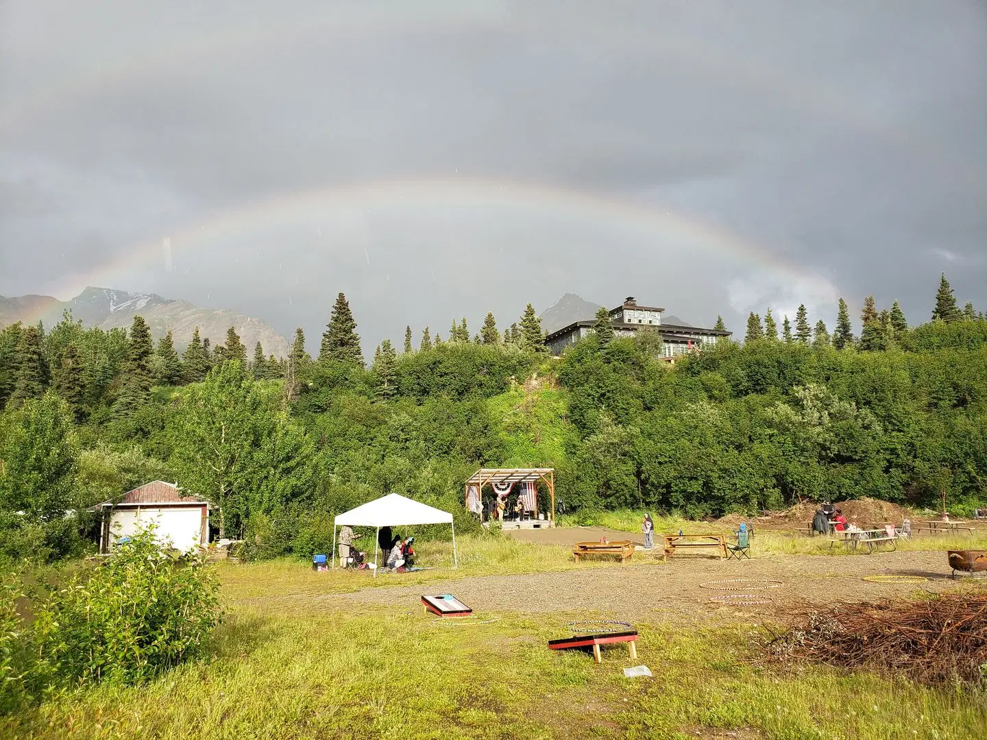 The Lodge at Black Rapids Tiere