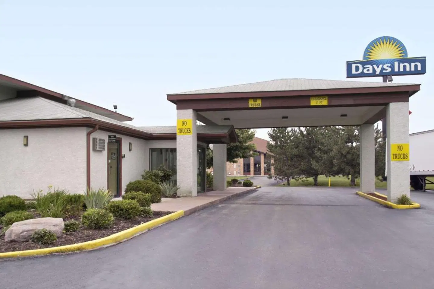 Days Inn by Wyndham Plainfield EXTERIOR