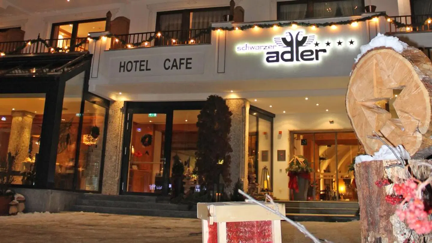 Schwarzer Adler EXTERIOR