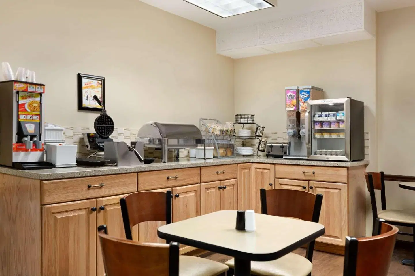 Super 8 by Wyndham Columbus Bar