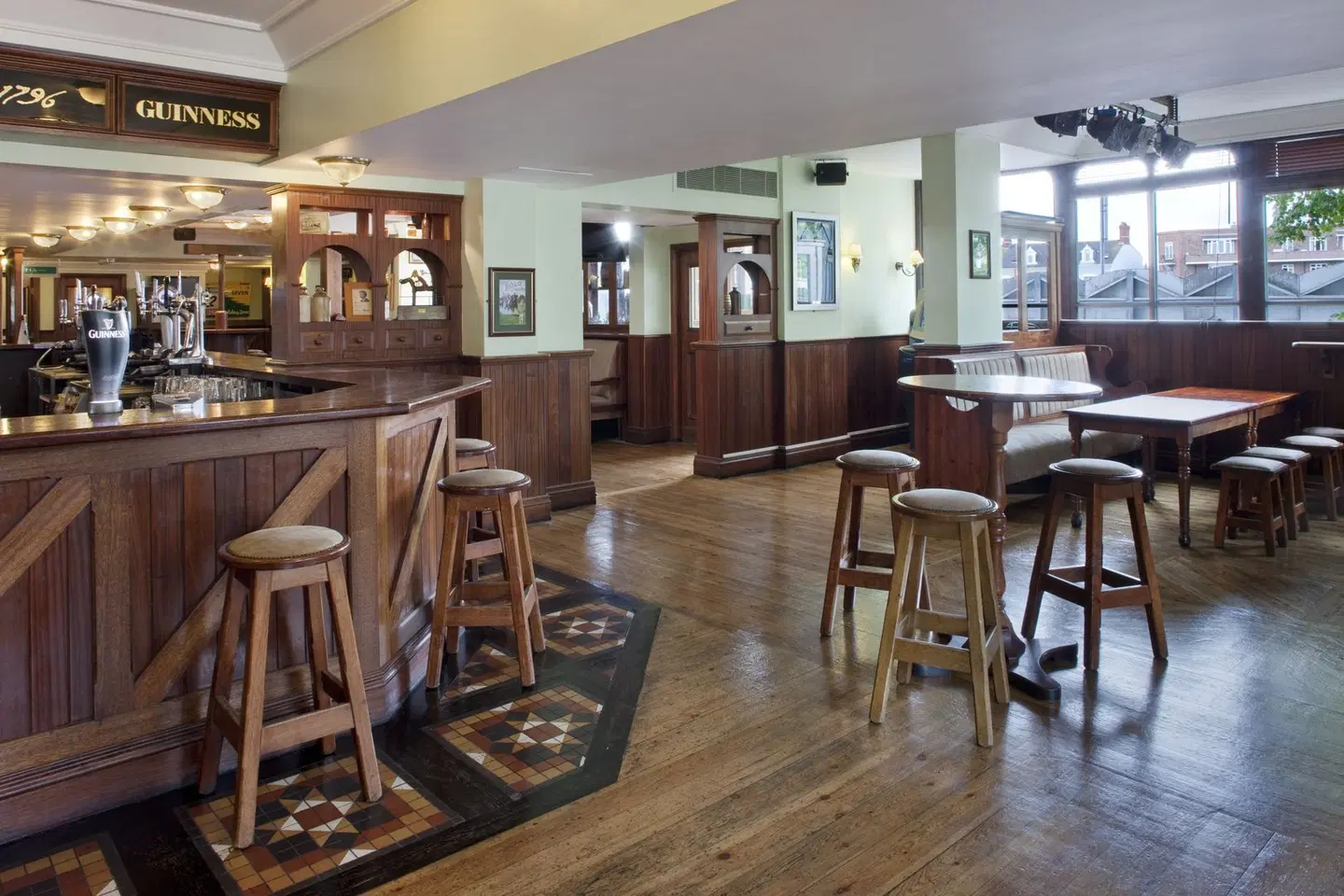 Holiday Inn Cardiff City Centre by IHG Bar