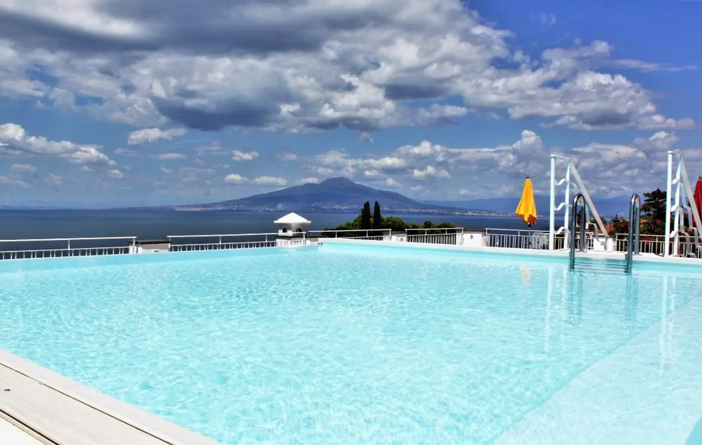 Helios OUTDOOR_POOL