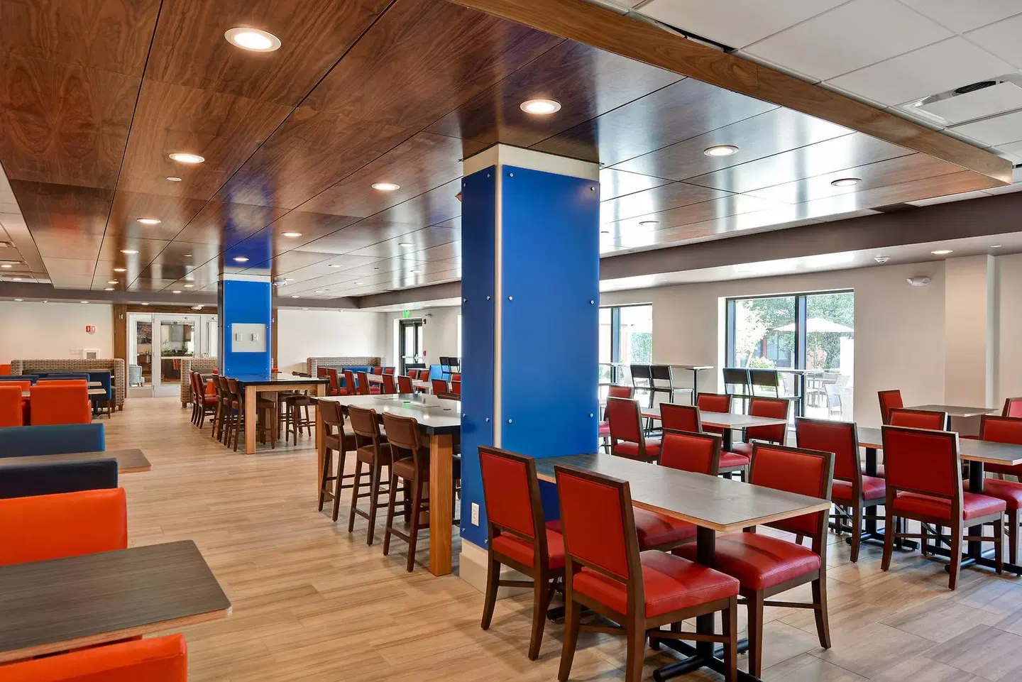 Holiday Inn Express Boston by IHG Bar