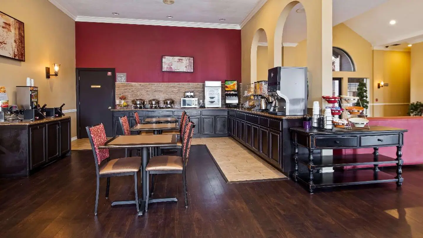 Best Western Plus Fiesta Inn Bar