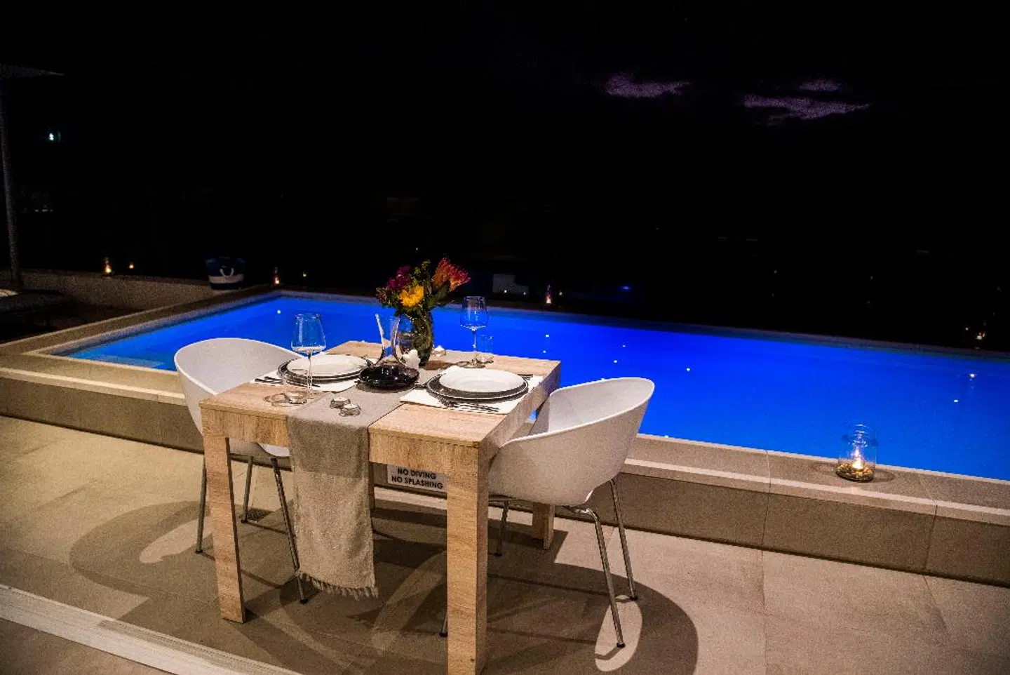 Crown on the heads OUTDOOR_POOL