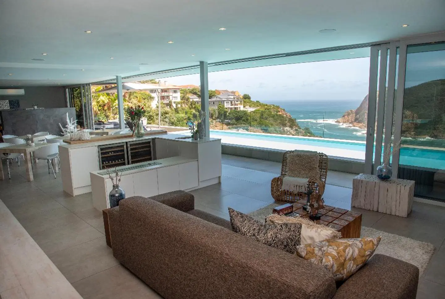 Crown on the heads LOUNGE_LOBBY