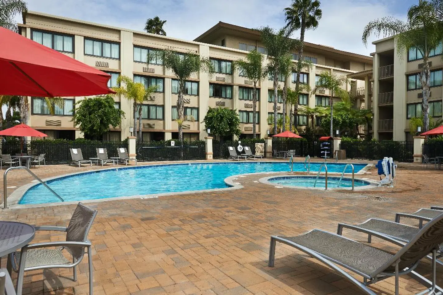 Holiday Inn Buena Park EXTERIOR