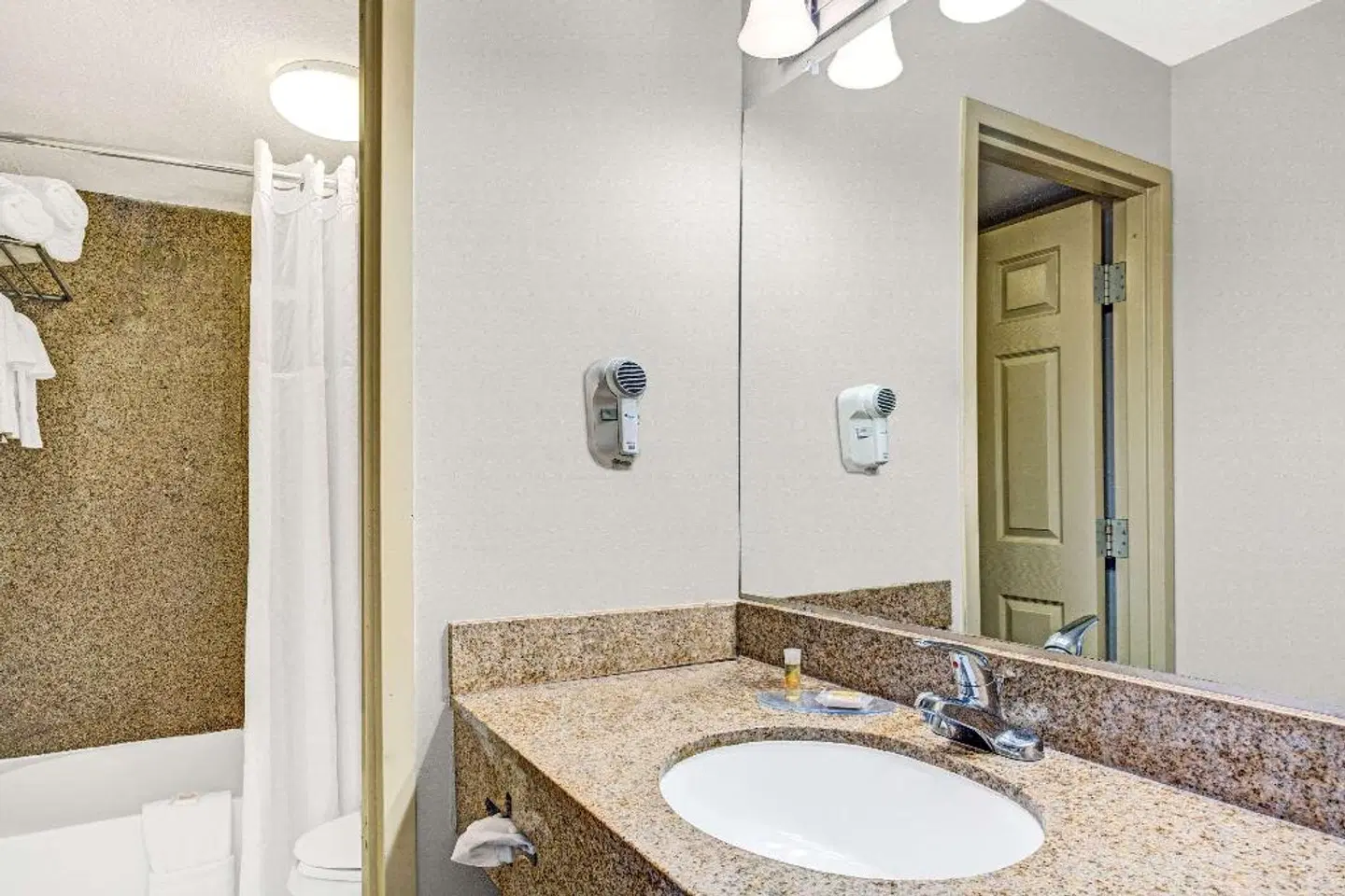 Days Inn by Wyndham Orlando Near Millenia Mall Badezimmer