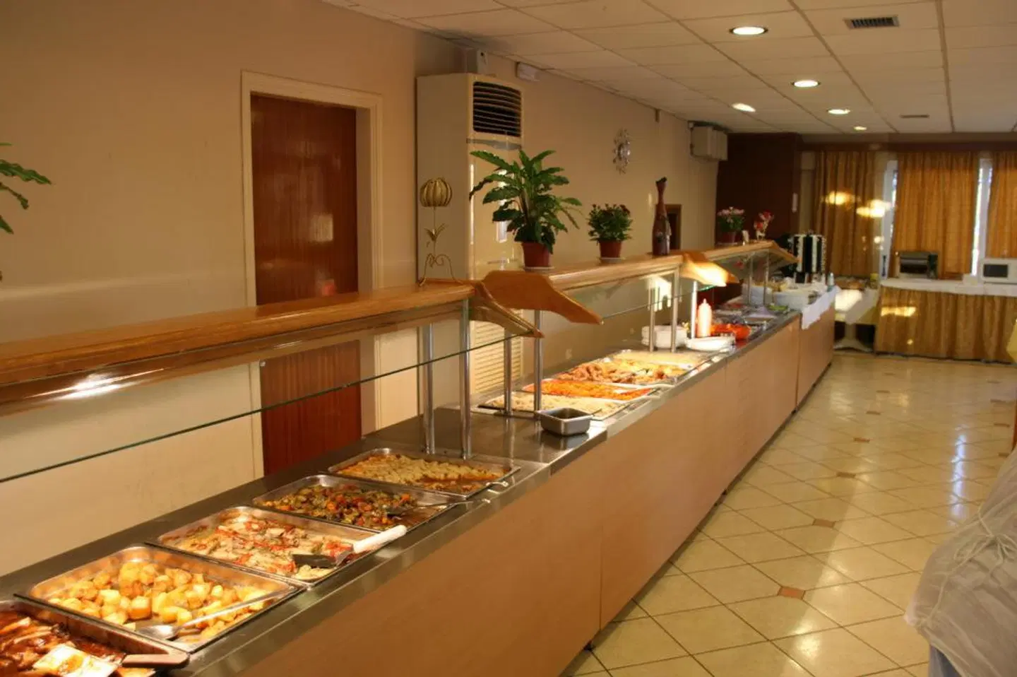 Village Inn Studios & Family Apartments Restaurant
