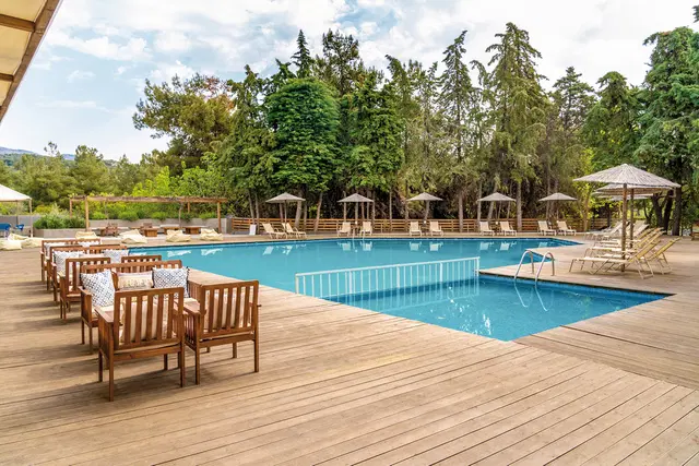Zoe OUTDOOR_POOL