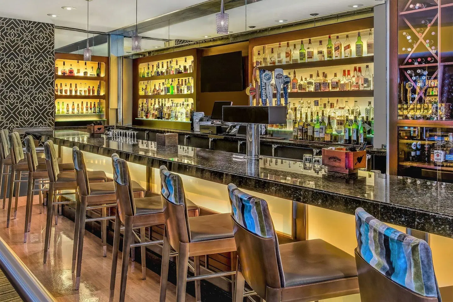Crowne Plaza Seattle Downtown Area by IHG Bar