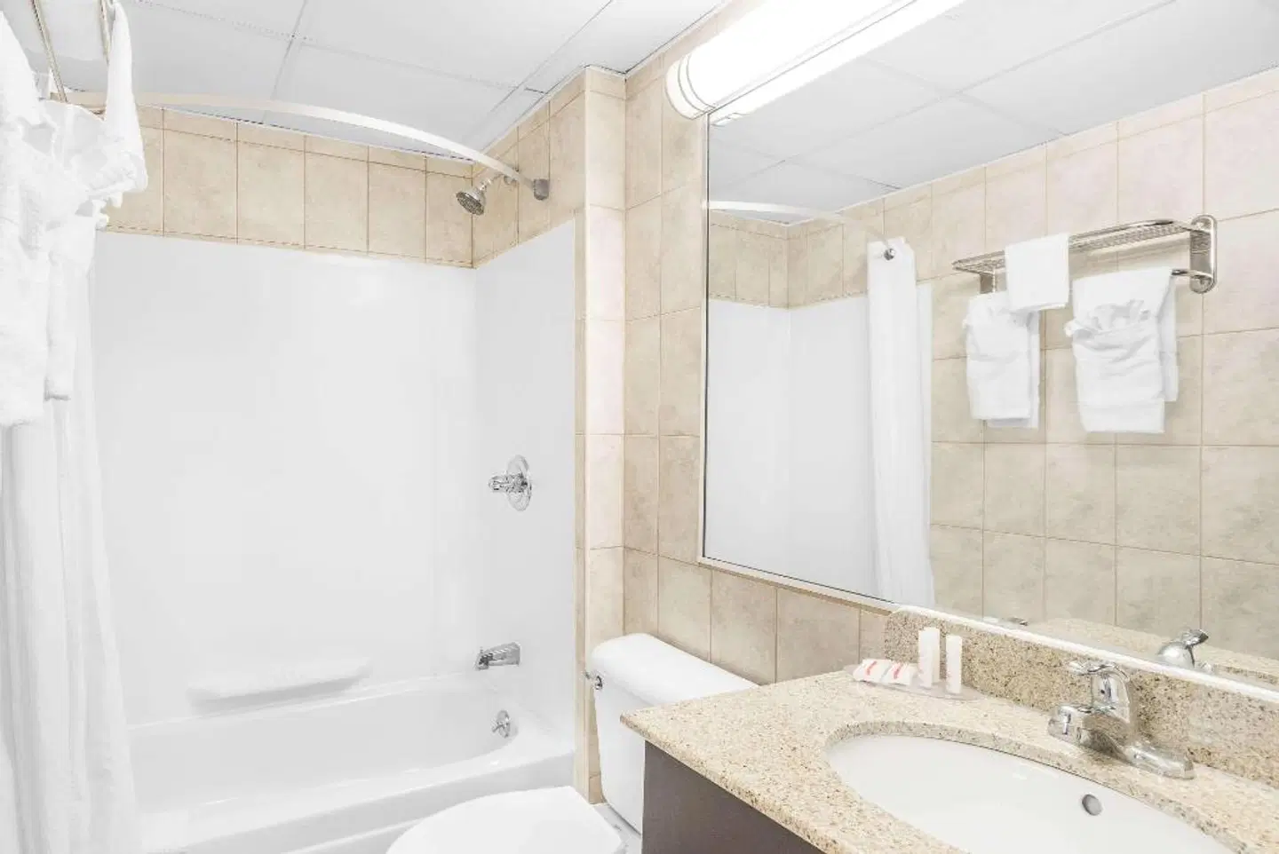 Howard Johnson by Wyndham North Bergen Badezimmer