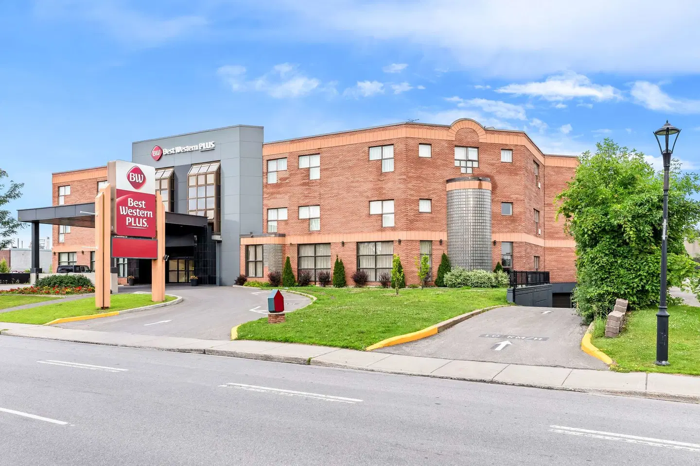 Best Western Plus Montreal East EXTERIOR