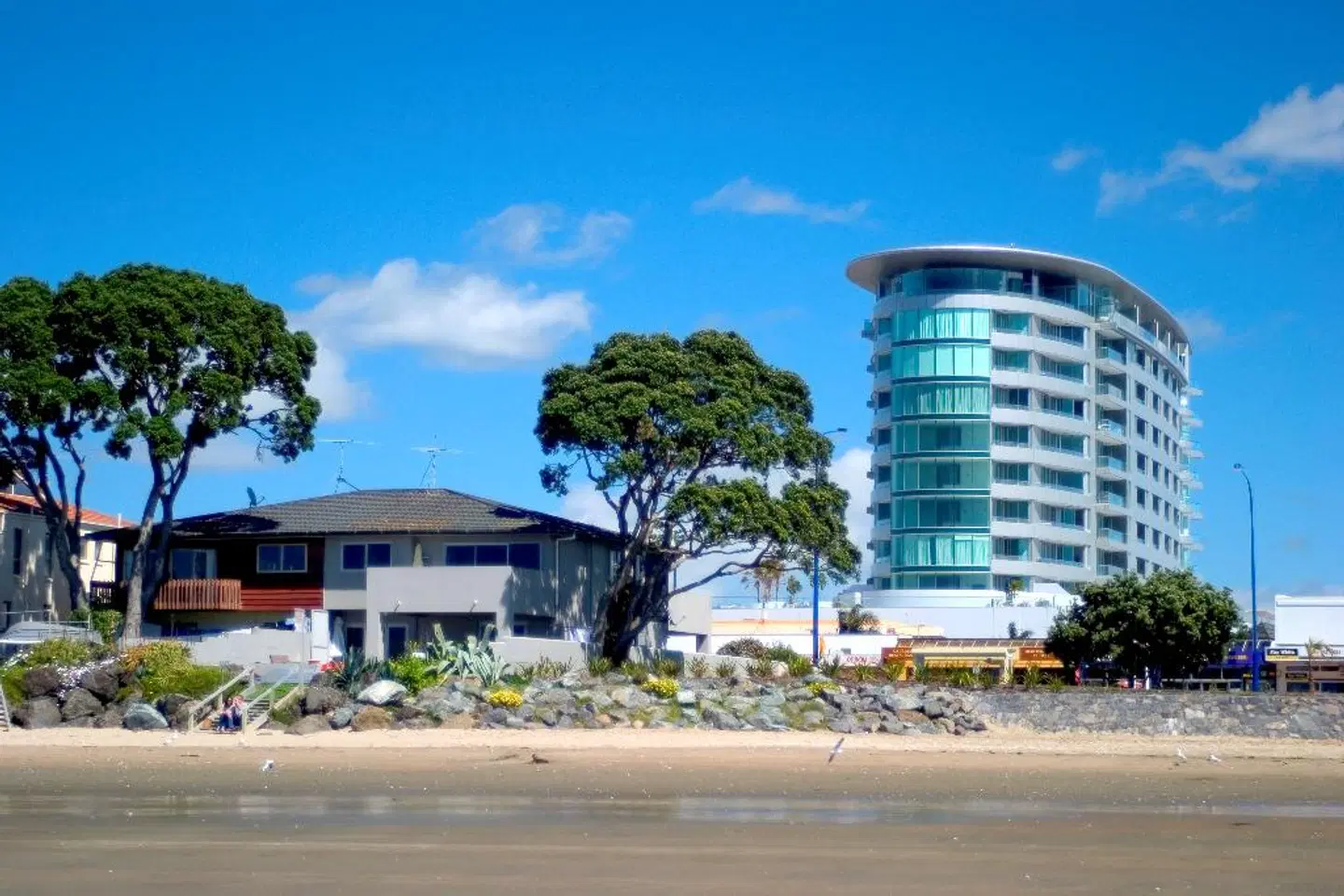 Ramada Suites by Wyndham Nautilus Orewa EXTERIOR
