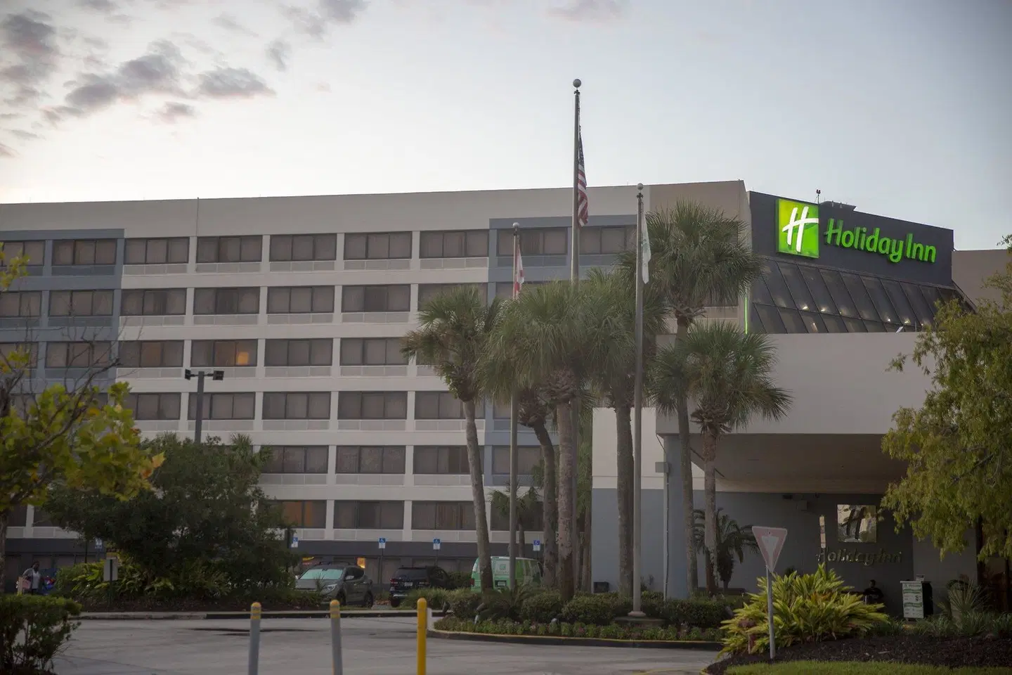 Holiday Inn Orlando-International Airport EXTERIOR