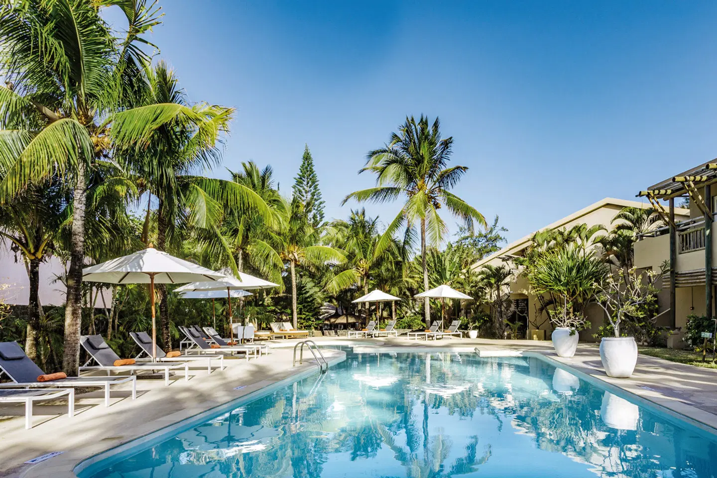Friday Attitude OUTDOOR_POOL