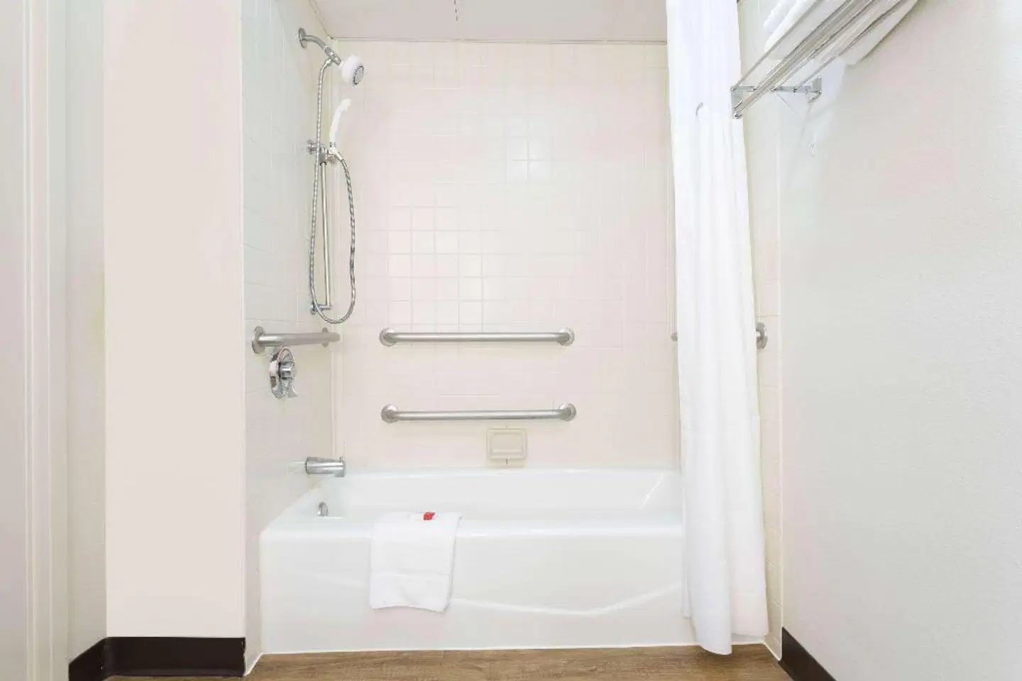 Days Inn by Wyndham Harrisburg North Badezimmer