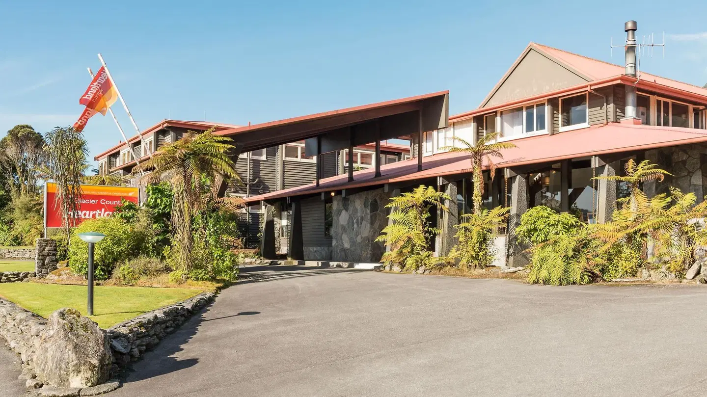 Heartland Hotel Glacier Country EXTERIOR