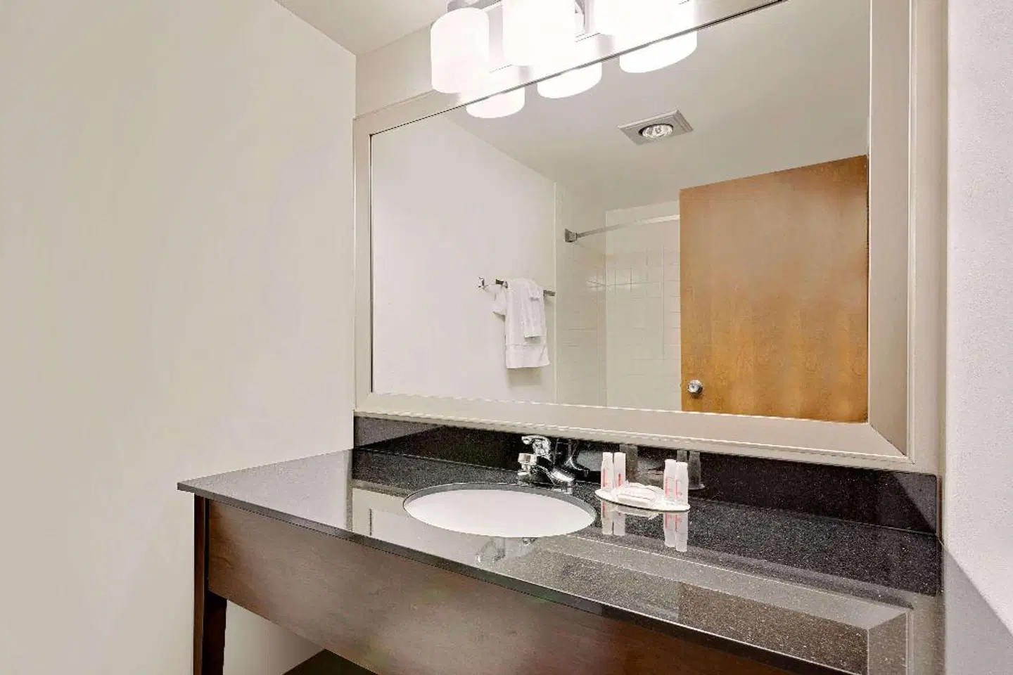 Ramada of Marquette Badezimmer