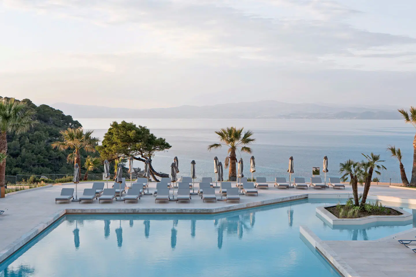 Meravia Leonardo Limited Edition OUTDOOR_POOL