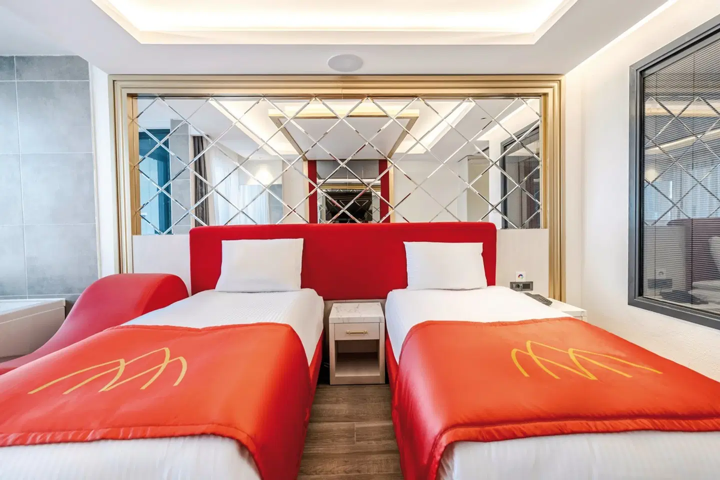 Granada Luxury Red ROOM_EXAMPLE