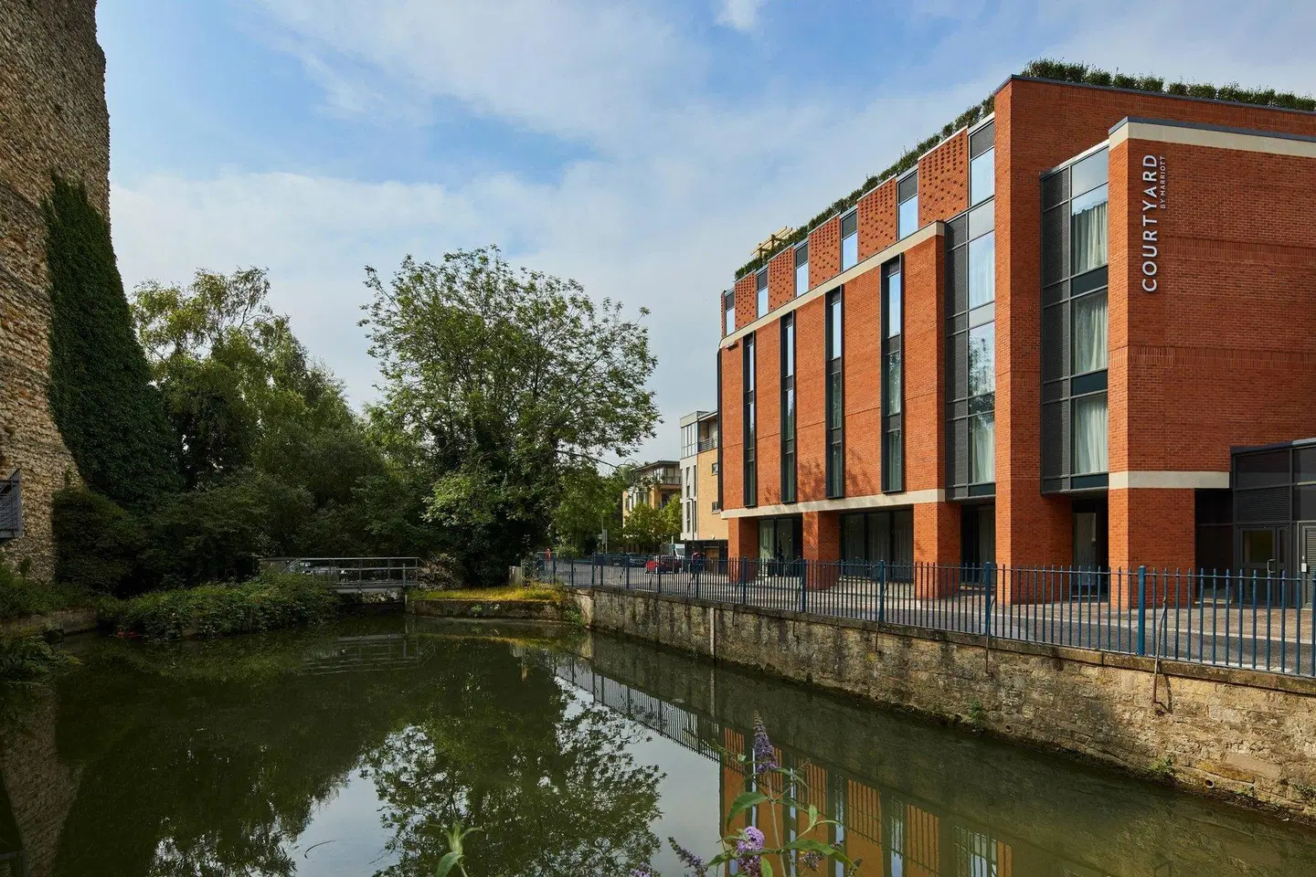 Courtyard by Marriott Oxford City Centre EXTERIOR