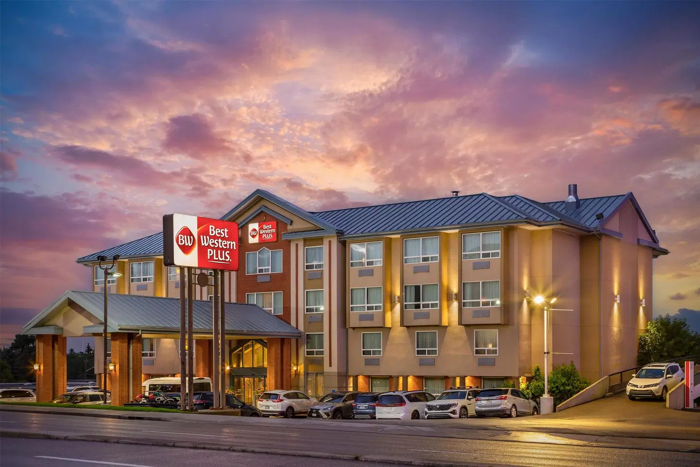 Best Western PLUS Calgary Centre Inn EXTERIOR