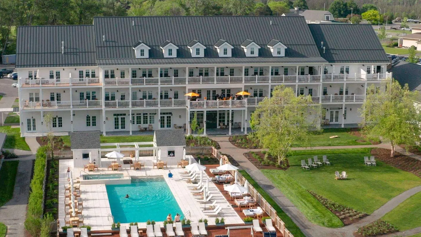 The Inn on the Lake EXTERIOR