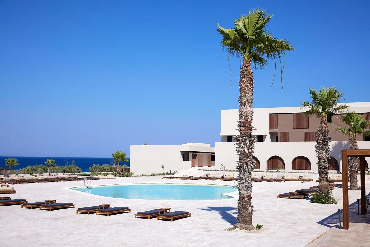 Ella Elissa OUTDOOR_POOL