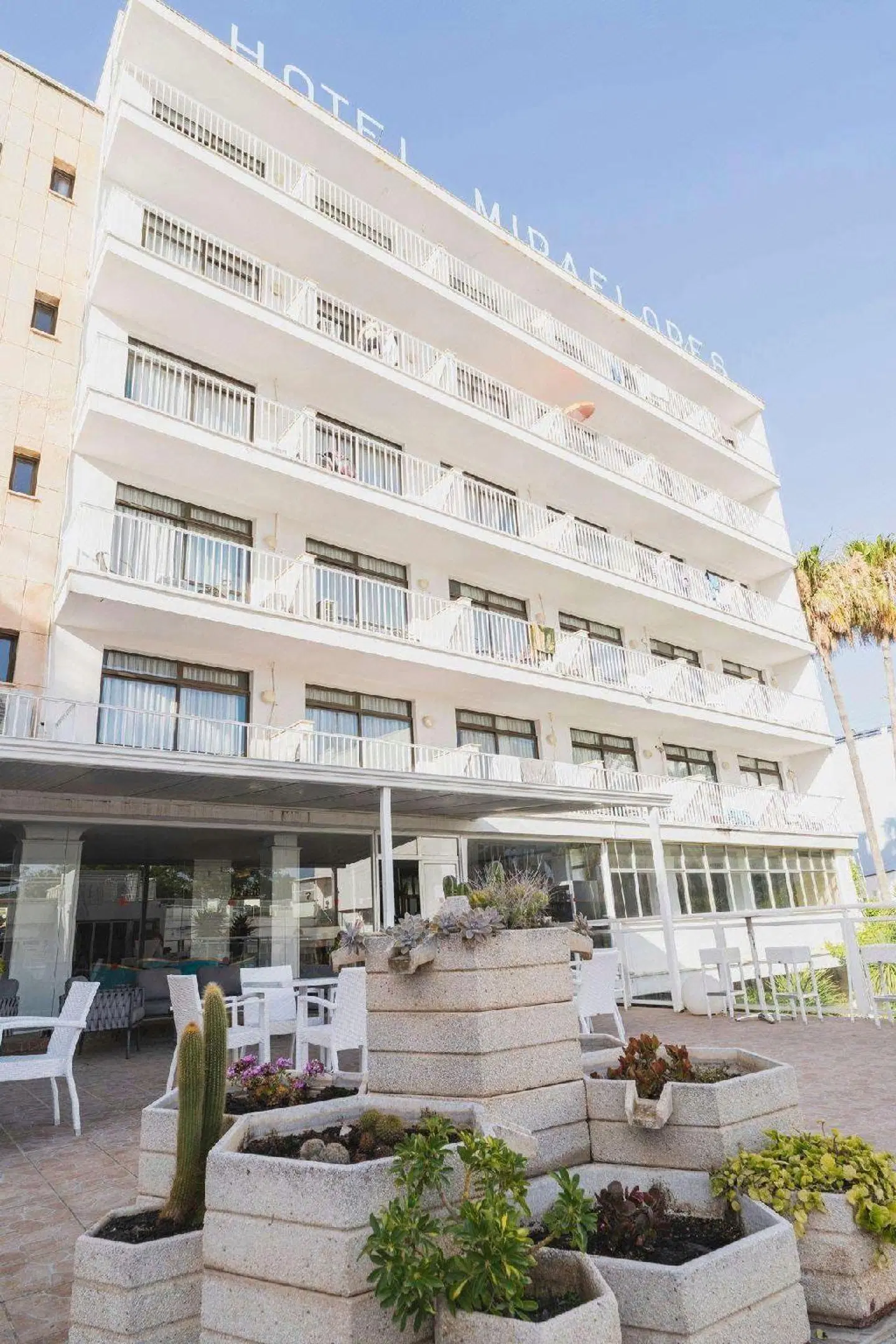 Amic Gala EXTERIOR